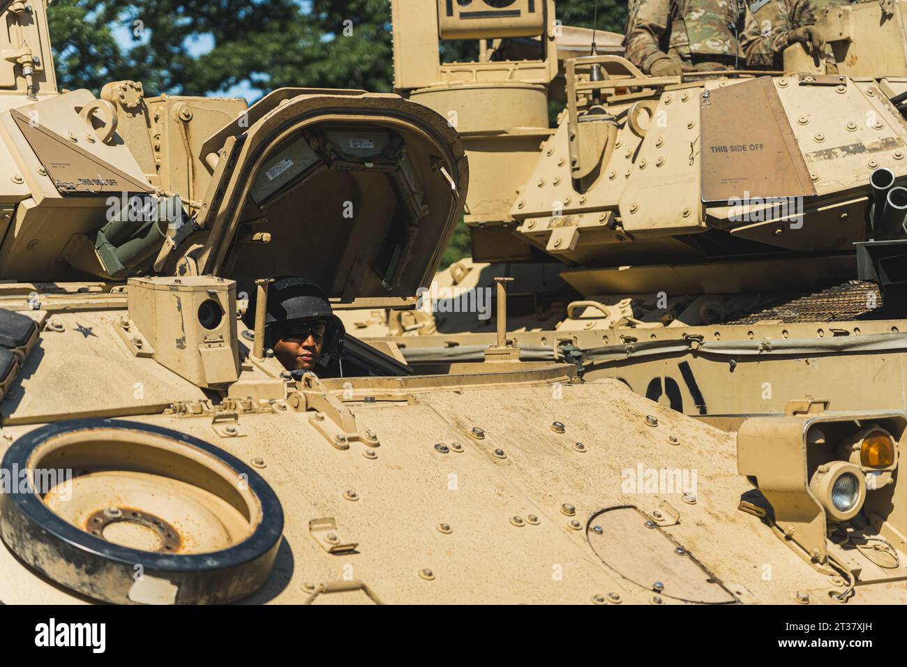 16.08.2023 Varsavia, Polonia. Forze militari degli Stati Uniti. Un soldato armato sbircia fuori dagli M1 Abrams durante la parata militare in Polonia. Foto di alta qualità Foto Stock