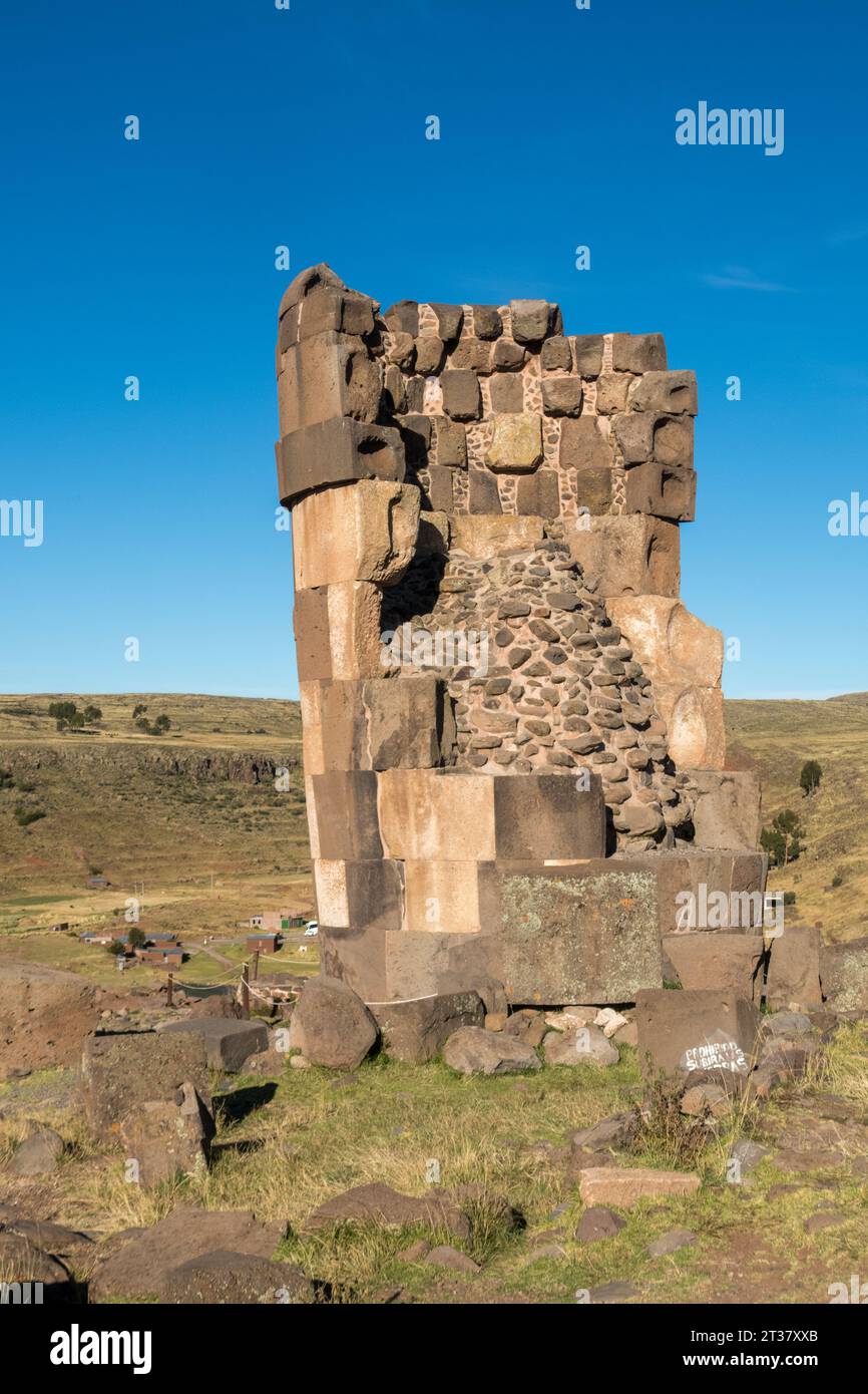 Resti della costruzione funeraria preistorica a Sillustani, vicino a Puno in Perù. Foto Stock
