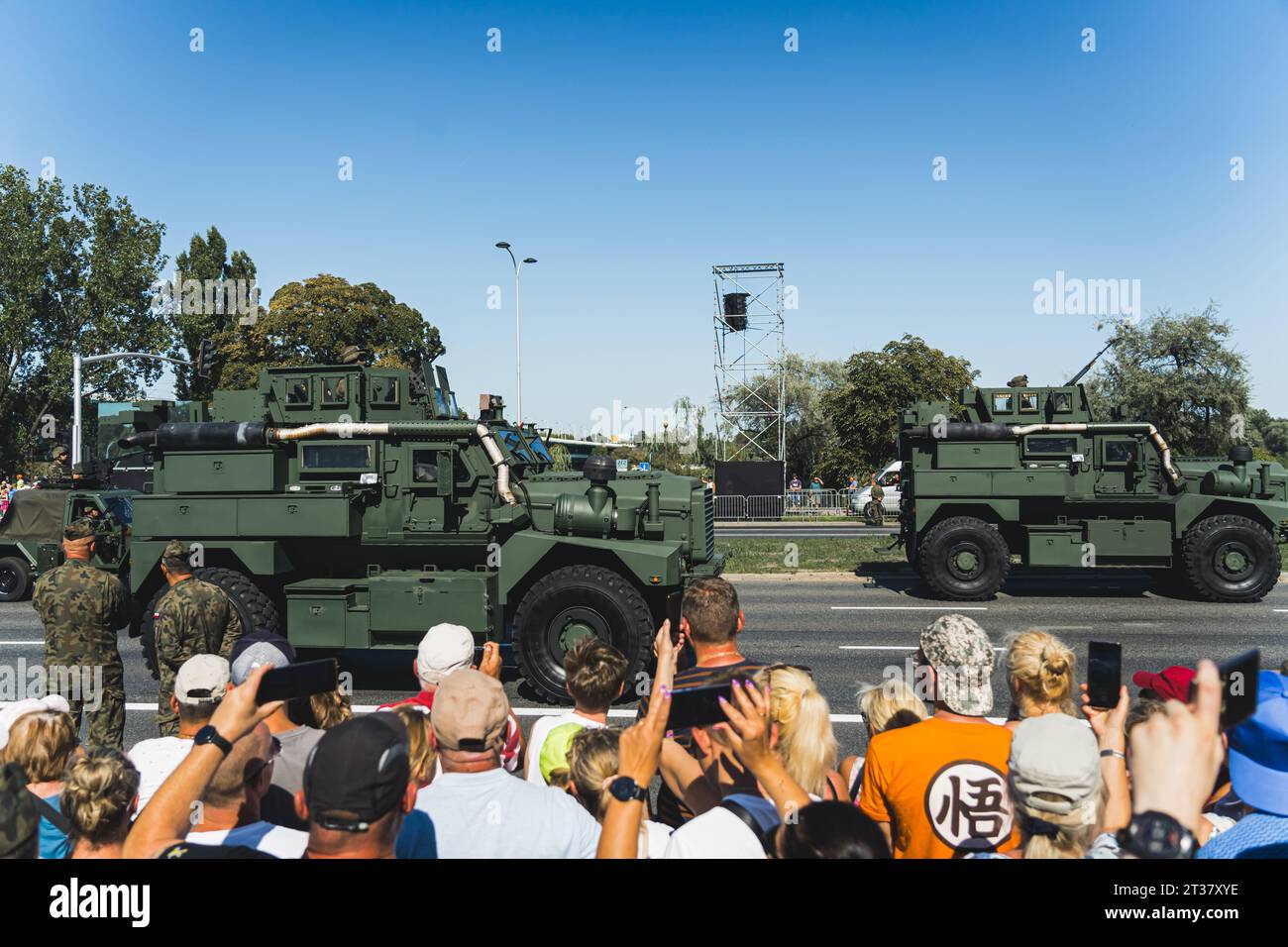16.08.2023 Varsavia, Polonia. Concetto di equipaggiamento militare. Parata militare polacca. La folla si riunisce e scatta foto con i telefoni. Foto di alta qualità Foto Stock