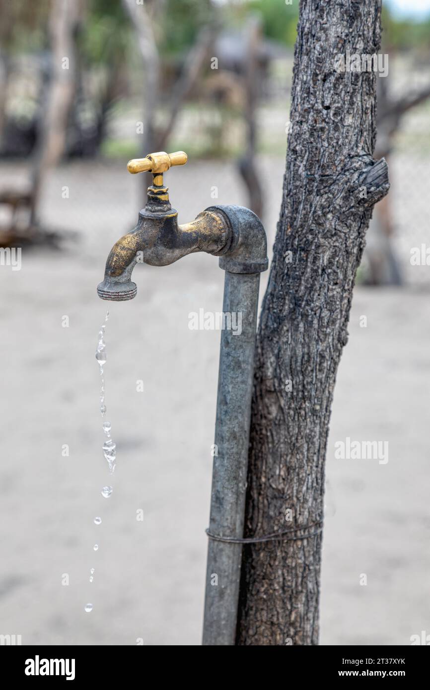 la mancanza di acqua del villaggio africano gocciolamento del rubinetto, a causa della siccità e del riscaldamento globale, problemi dei governi Foto Stock