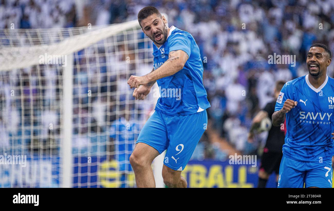 Aleksandar Mitrovic di al Hilal SFC festeggia dopo aver segnato il terzo gol della sua tripletta durante al Hilal SFC (KSA) vs Mumbai City (IND) durante il loro match Day 3 dell'AFC Champions League 2023-24 gruppo D al King Fahd International Stadium il 23 ottobre 2023 a Riyadh, Arabia Saudita. Foto di Victor Fraile / Power Sport Images Foto Stock