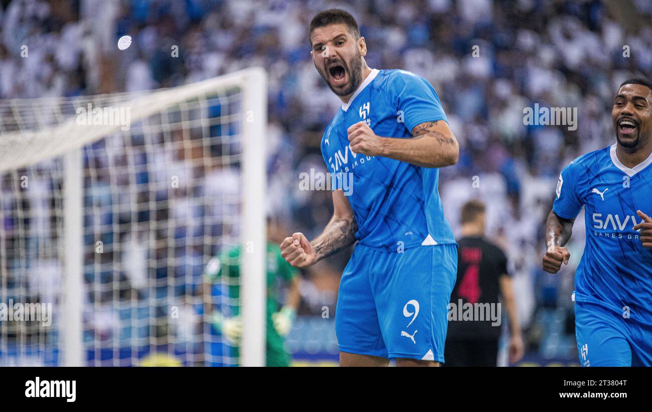 Aleksandar Mitrovic di al Hilal SFC festeggia dopo aver segnato il terzo gol della sua tripletta durante al Hilal SFC (KSA) vs Mumbai City (IND) durante il loro match Day 3 dell'AFC Champions League 2023-24 gruppo D al King Fahd International Stadium il 23 ottobre 2023 a Riyadh, Arabia Saudita. Foto di Victor Fraile / Power Sport Images Foto Stock