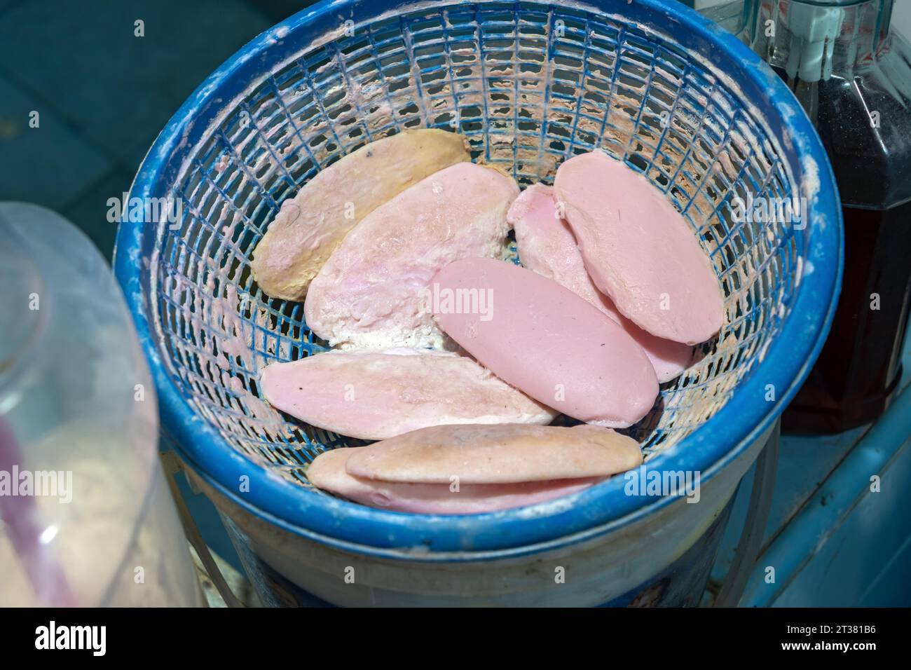 I saponi usati si trovano in cestini di plastica sul bordo del serbatoio dell'acqua in bagno Foto Stock