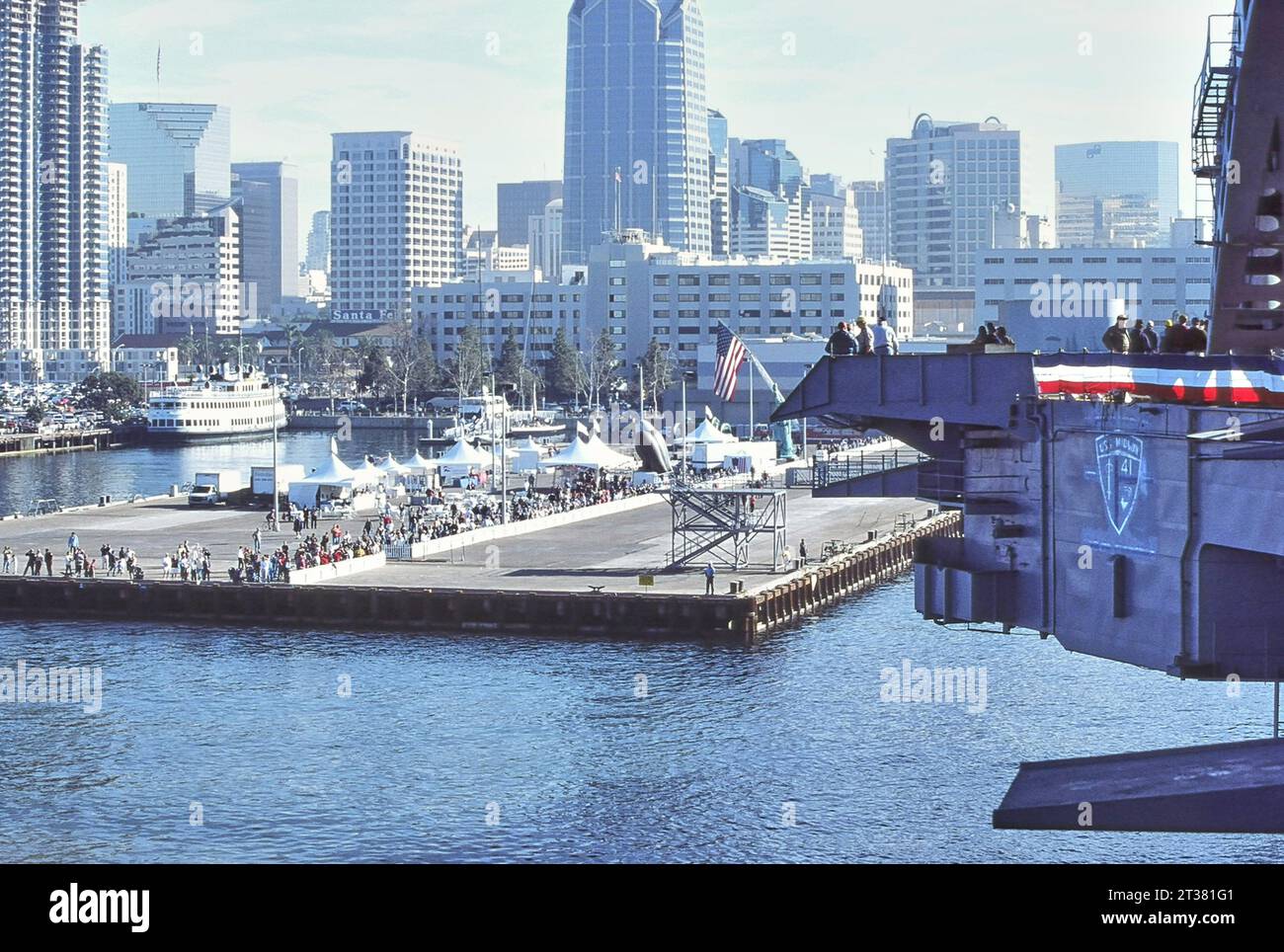 31 dicembre 1969, San Diego, California, USA: A bordo della USS Midway viene trainata nel suo ormeggio nel porto di San Diego per diventare un museo. La Midway è stata la più grande nave del mondo fino al 1955 e la portaerei più longeva del XX secolo. (Immagine di credito: © Ian L. Sitren/ZUMA Press Wire) SOLO USO EDITORIALE! Non per USO commerciale! Foto Stock