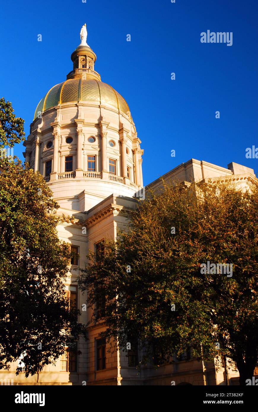 La cupola dorata del Campidoglio dello Stato della Georgia si erge sopra il governo dello Stato e il centro della politica della zona Foto Stock