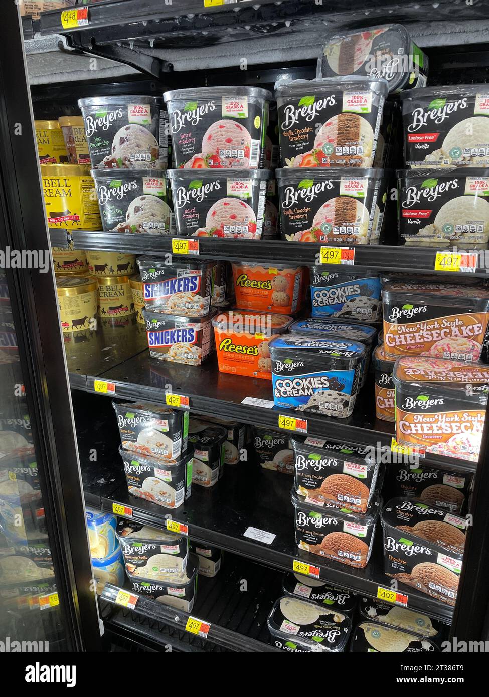 Grovetown, GA USA - 08 06 23: Negozio di alimentari Walmart, sezione gelati Breyers e prezzi Foto Stock