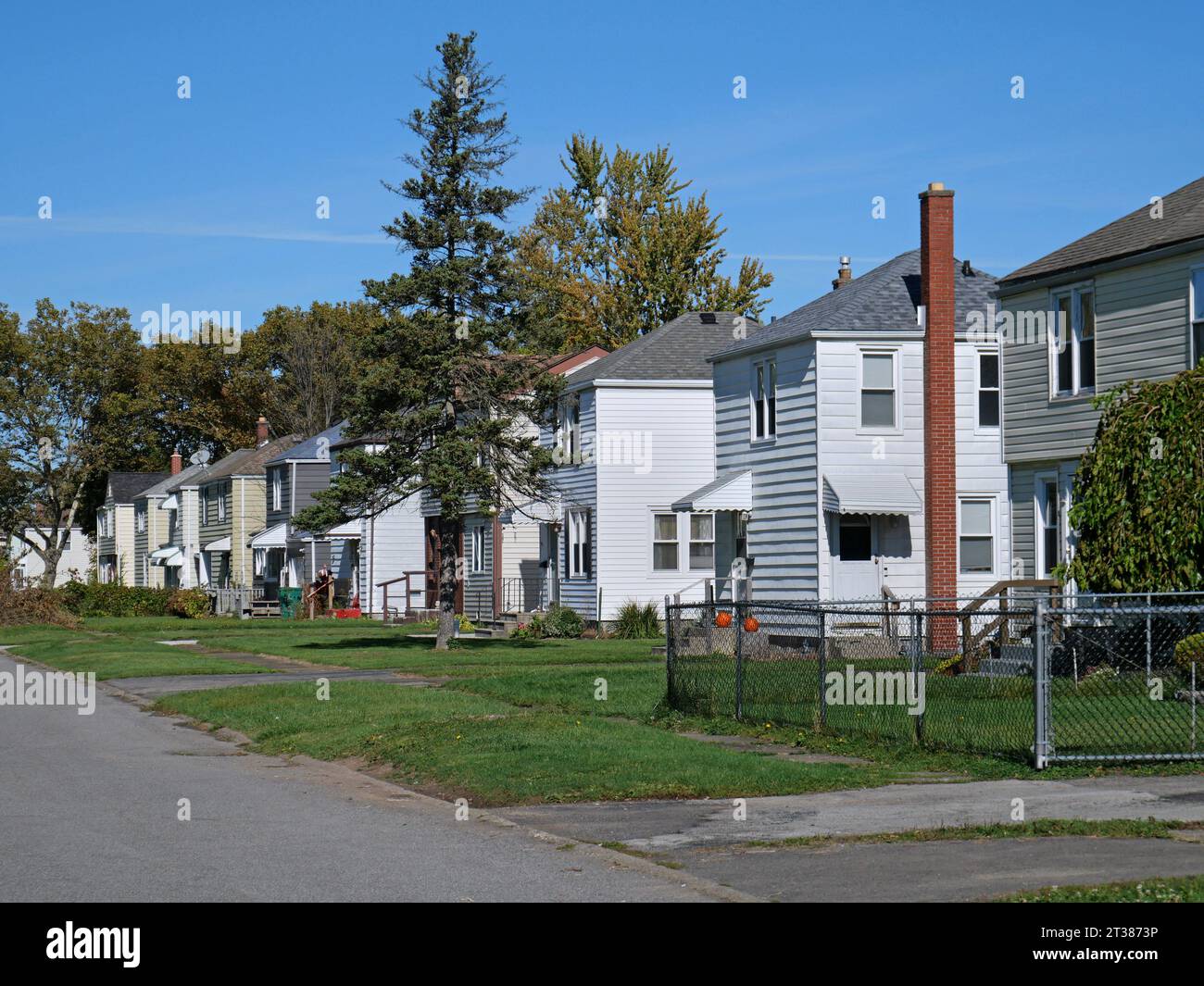 Strada con una fila di case clapboard a due piani Foto Stock