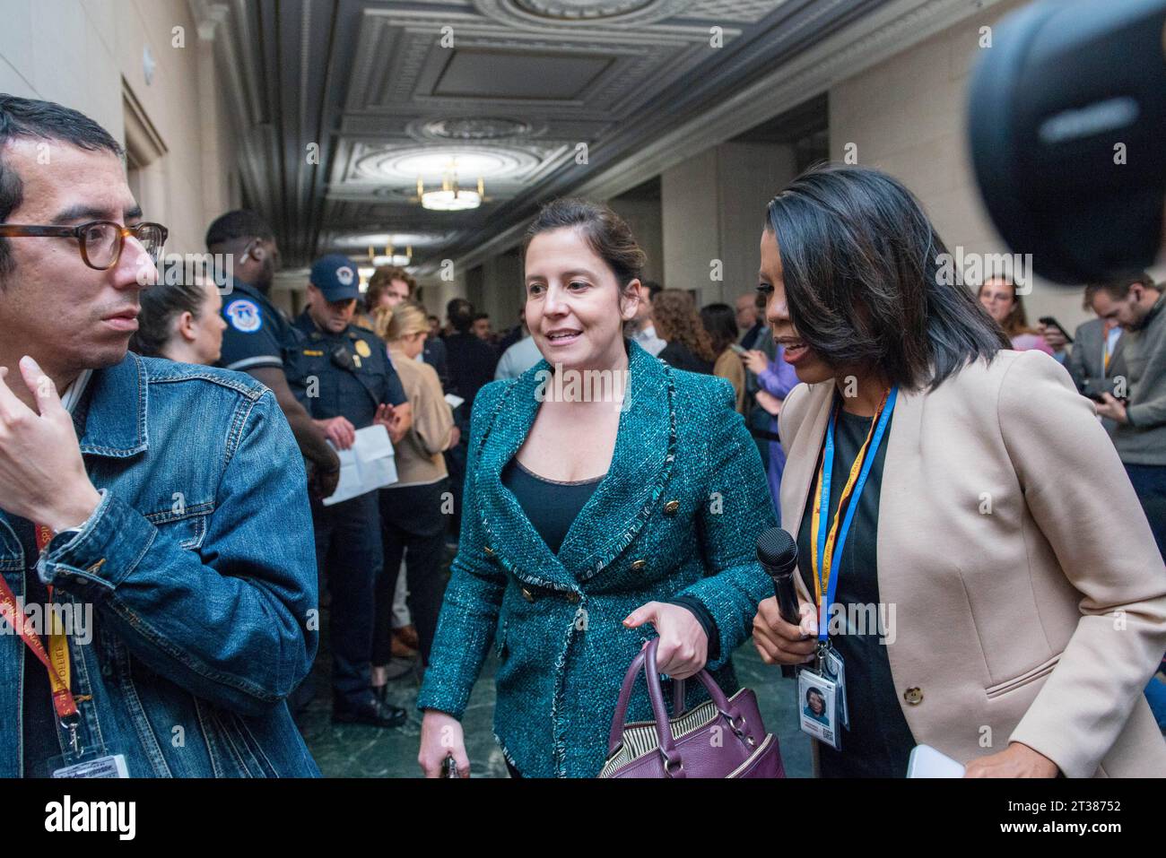 Il rappresentante degli Stati Uniti Elise Stefanik Repubblicano di New York prima di una riunione del governo della Repubblica Popolare Cinese per dichiarare una terza candidatura del governo della Repubblica Popolare Cinese per il Presidente della camera nel Longworth House Office Building lunedì 23 ottobre 2023. Il partito nominò per la prima volta il leader della maggioranza della camera degli Stati Uniti Steve Scalise repubblicano della Louisiana, che si ritirò poco dopo aver vinto la nomina a causa della mancanza di sostegno. Il rappresentante degli Stati Uniti Jim Jordan Repubblicano dell'Ohio vinse la seconda nomina, tuttavia, non fu in grado di ottenere 217 voti alla camera dopo più turni di votazione. Nove candidati curre Foto Stock