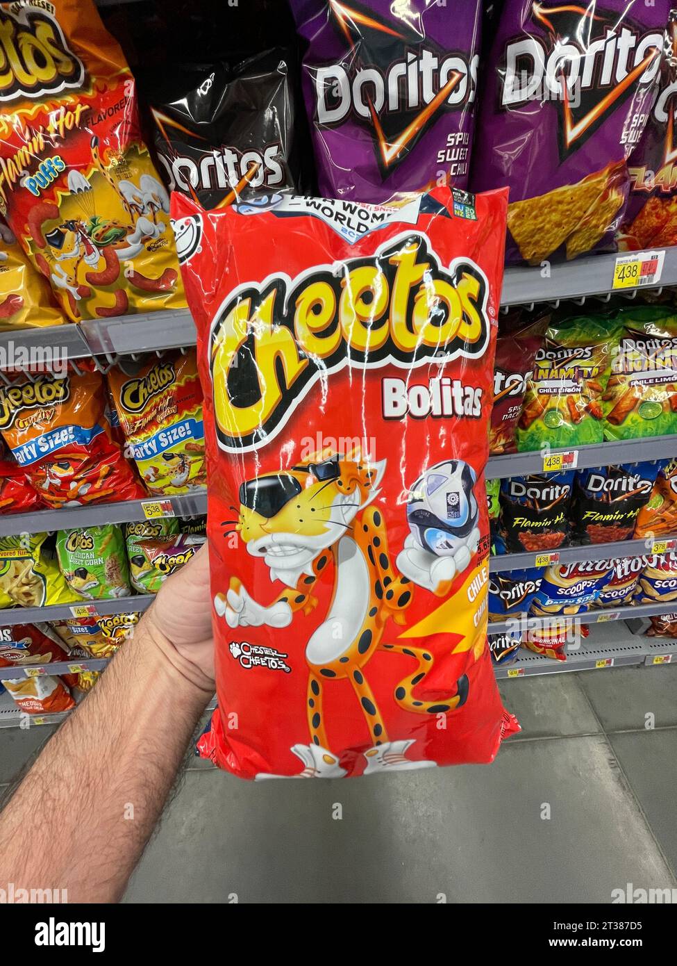 Grovetown, GA USA - 08 06 23: Negozio di alimentari Walmart Cheetos chips Foto Stock
