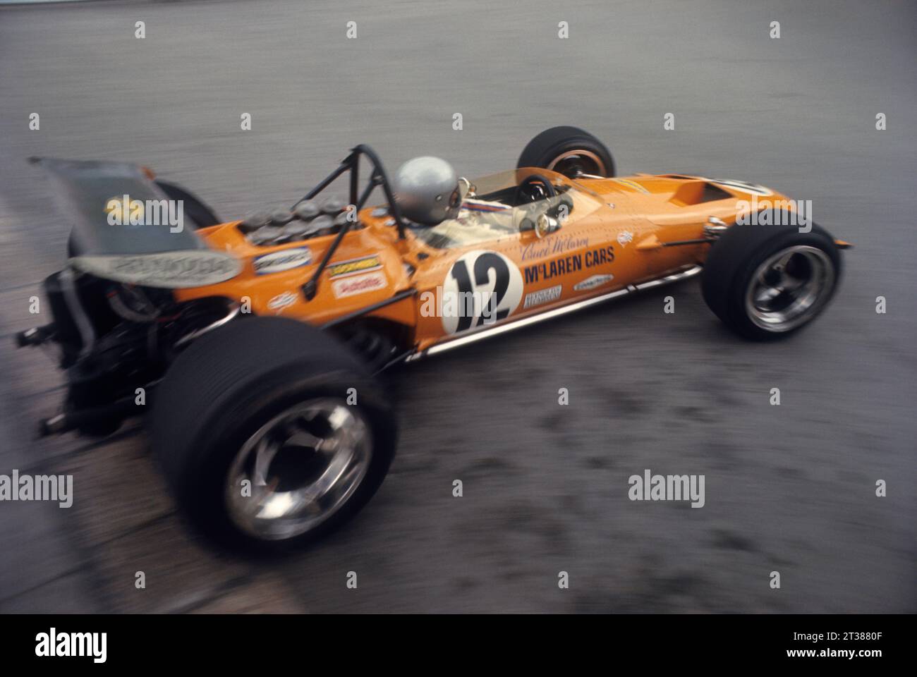 Formula 1: Il neozelandese Bruce McLaren guida la M14A intorno al tornante Gasometer, Gran Premio di Monaco, 1968. Foto Stock