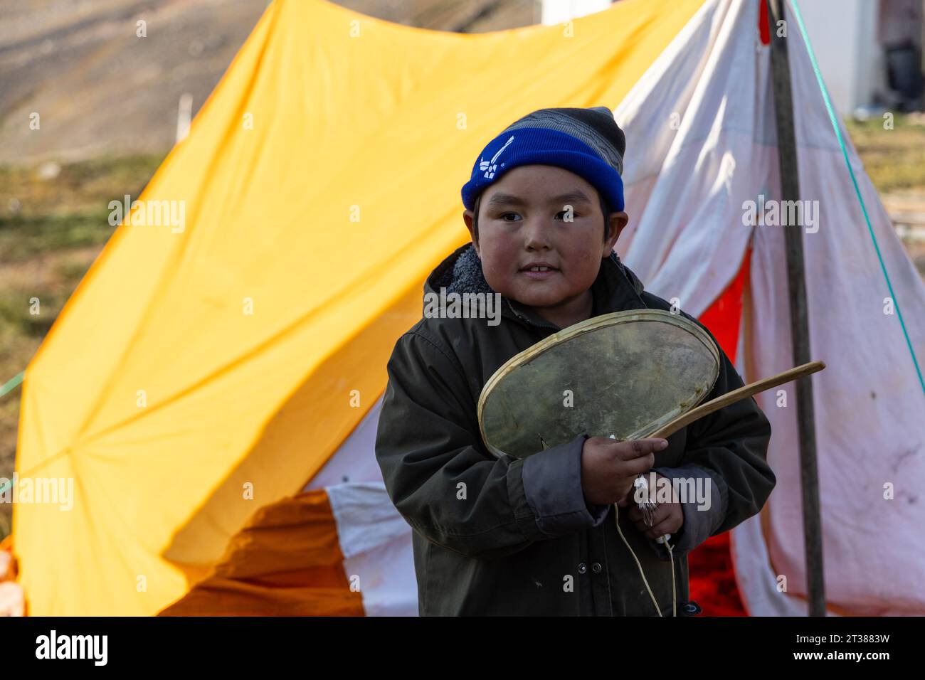 Giovane ragazzo groenlandese che esegue la drum dance Foto Stock