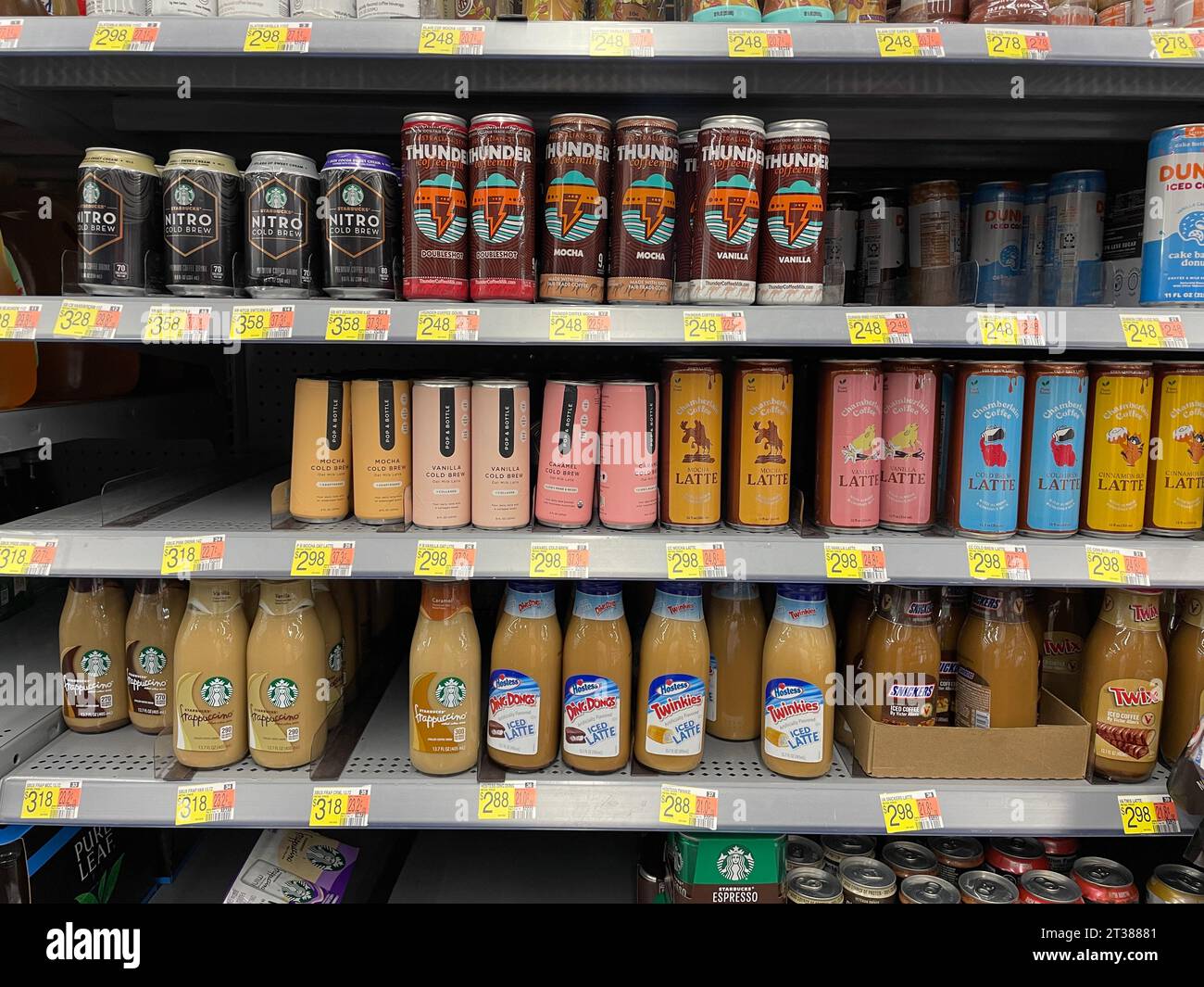 Grovetown, GA USA - 08 06 23: Negozio di alimentari Walmart, sezione caffè in scatola e in bottiglia e prezzi Foto Stock