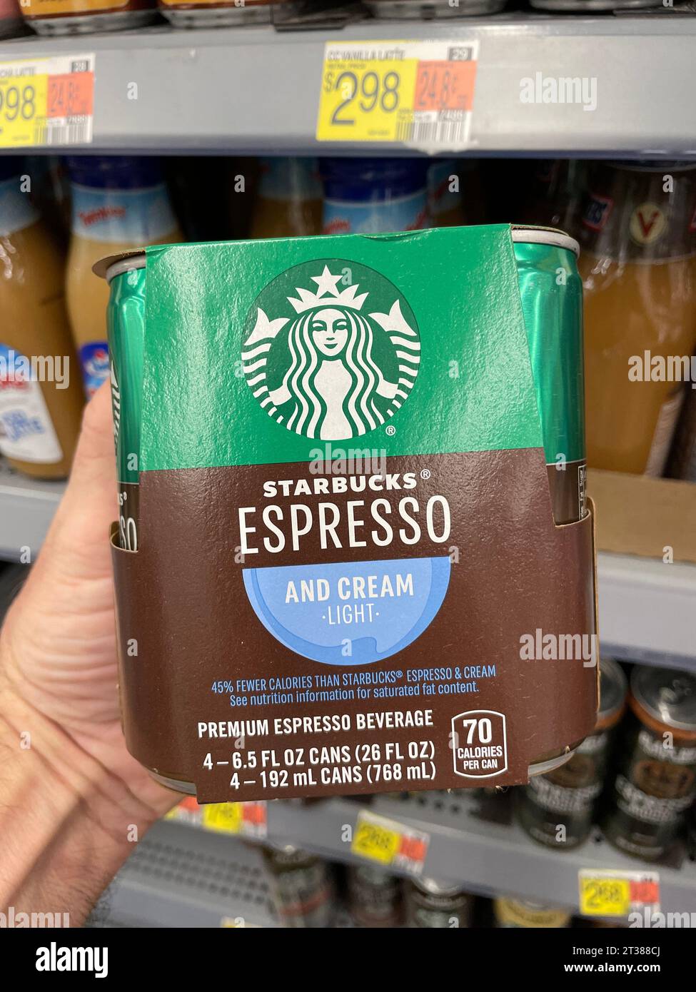 Grovetown, GA USA - 08 06 23: Negozio di alimentari Walmart Starbucks espresso Foto Stock