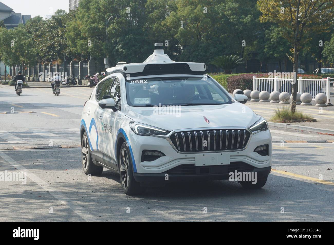 WUZHEN, CINA - 24 OTTOBRE 2023 - Un'auto senza conducente Baidu corre su una strada a Wuzhen, provincia di Zhejiang, Cina, 24 ottobre 2023. Foto Stock