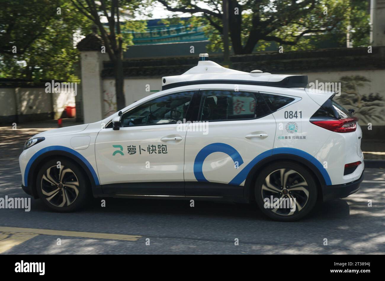 WUZHEN, CINA - 24 OTTOBRE 2023 - Un'auto senza conducente Baidu corre su una strada a Wuzhen, provincia di Zhejiang, Cina, 24 ottobre 2023. Foto Stock