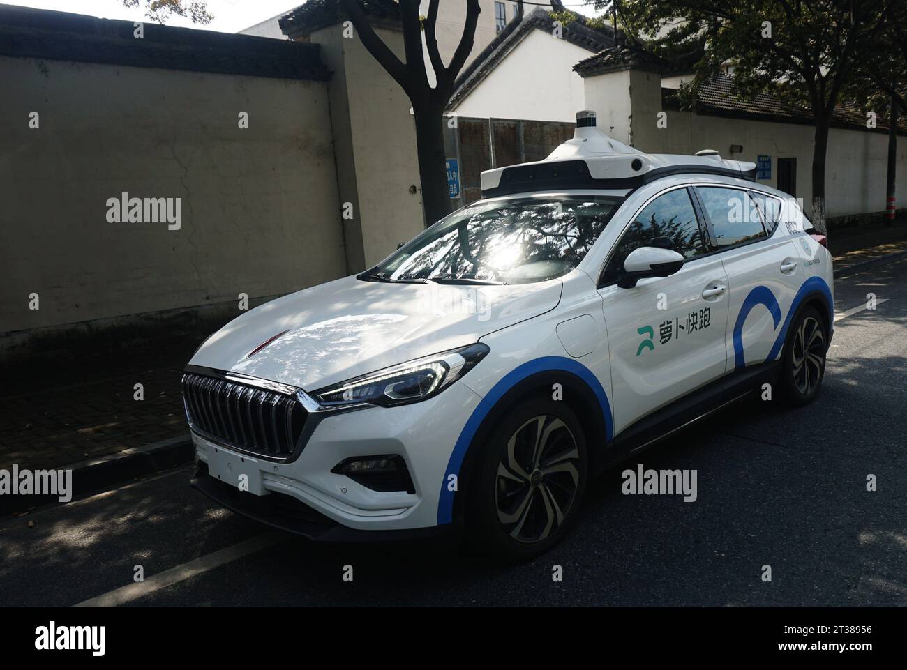 WUZHEN, CINA - 24 OTTOBRE 2023 - Un'auto senza conducente Baidu corre su una strada a Wuzhen, provincia di Zhejiang, Cina, 24 ottobre 2023. Foto Stock