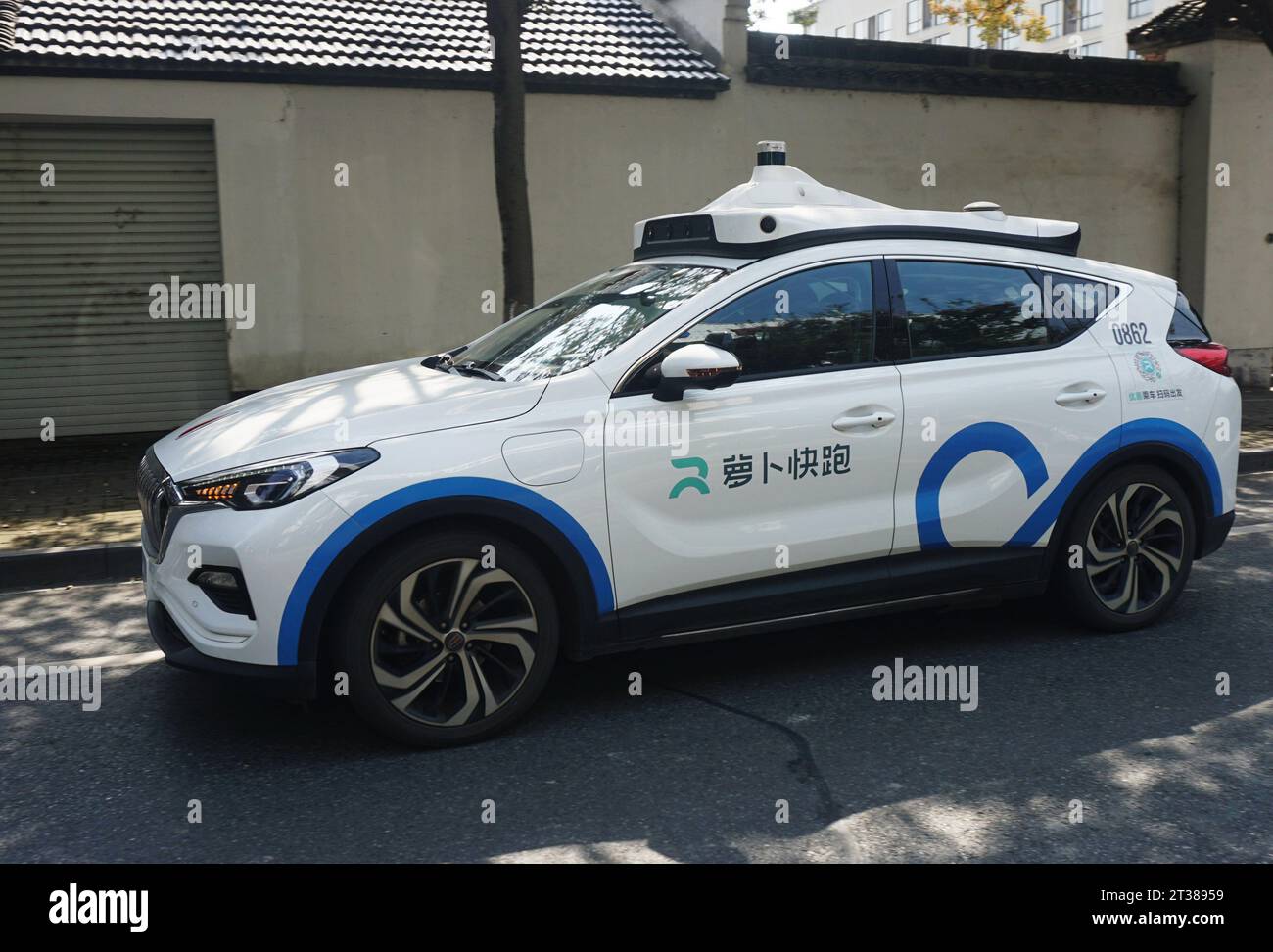 WUZHEN, CINA - 24 OTTOBRE 2023 - Un'auto senza conducente Baidu corre su una strada a Wuzhen, provincia di Zhejiang, Cina, 24 ottobre 2023. Foto Stock