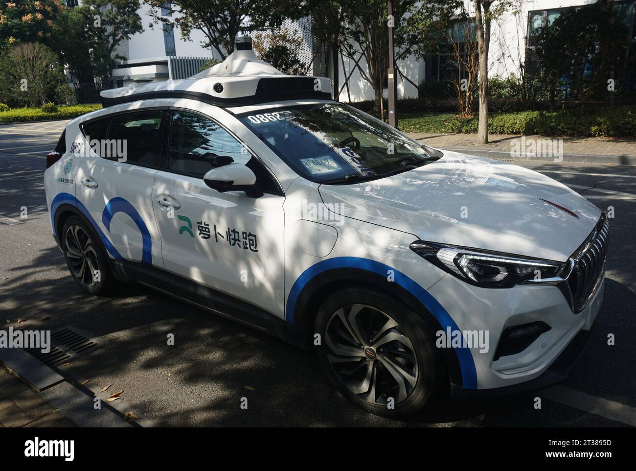 WUZHEN, CINA - 24 OTTOBRE 2023 - Un'auto senza conducente Baidu corre su una strada a Wuzhen, provincia di Zhejiang, Cina, 24 ottobre 2023. Foto Stock