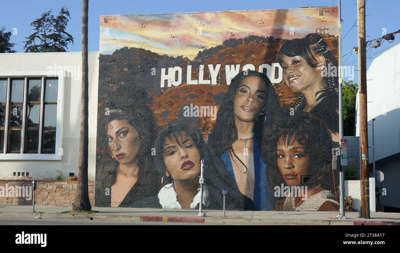 Los Angeles, California, USA 23 ottobre 2023 cantanti Amy Winehouse, Selena, Aaliyah, Whitney Houston e Lisa ÒLeft EyeÓ Lopes Street Art Mural su Sunset Blvd il 23 ottobre 2023 a Los Angeles, California, USA. Foto di Barry King/Alamy Stock Photo Foto Stock