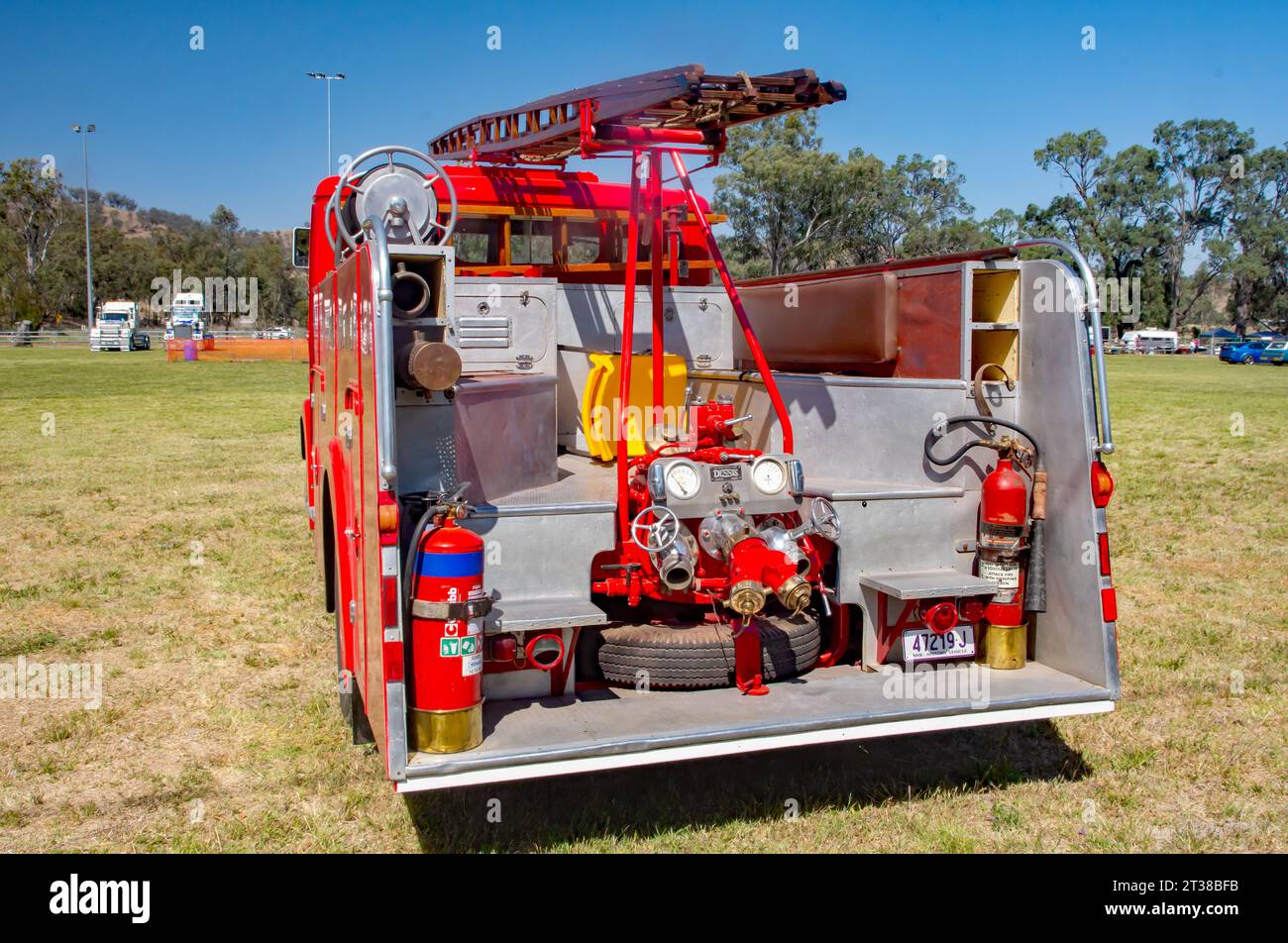 Aprire il retro di un camion dei vigili del fuoco Dennis d'epoca Foto Stock