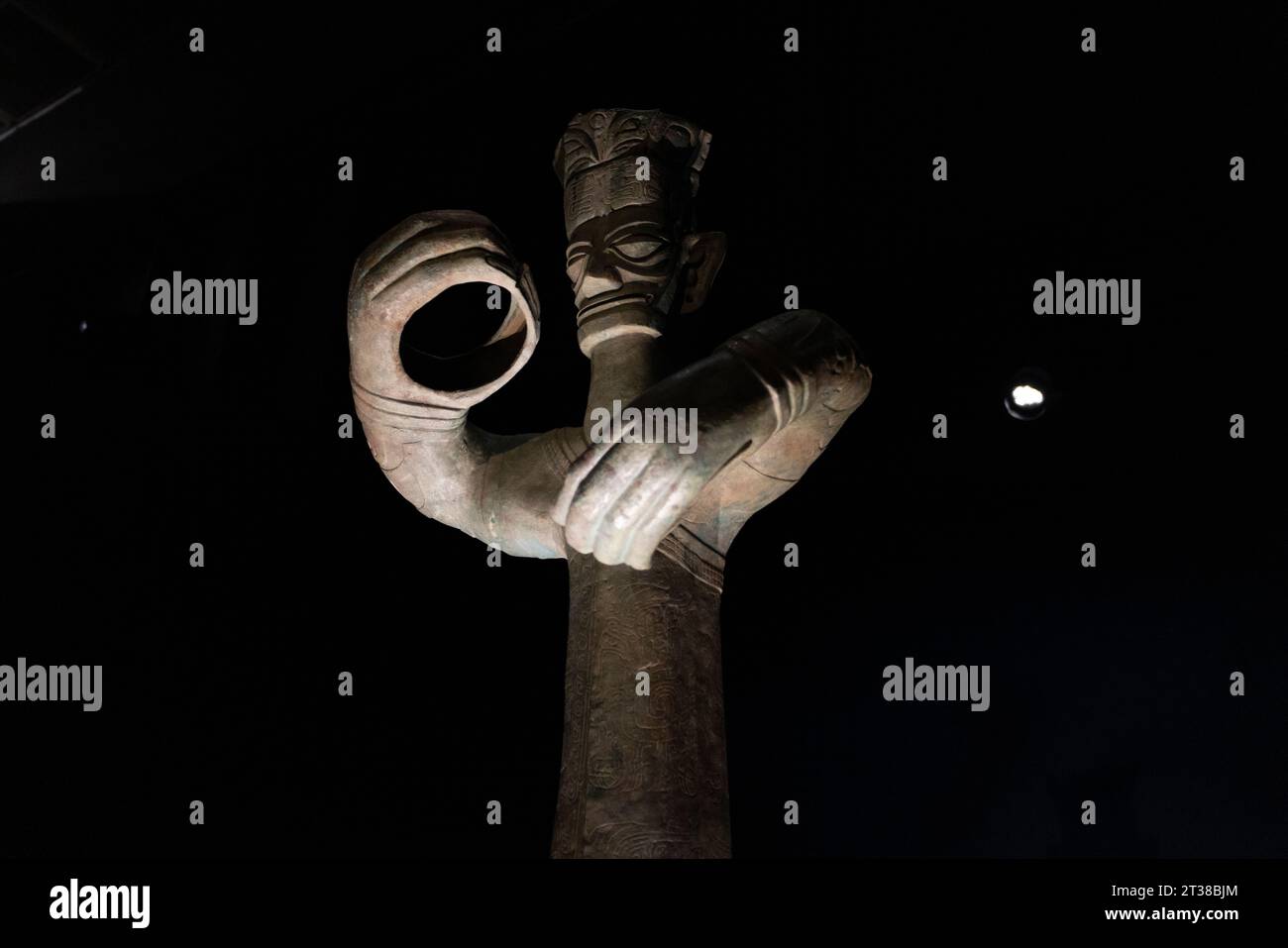 Hong Kong 2023 ottobre 23: La maschera e la scultura nella cultura di Sanxingdui. Si tratta di un sito archeologico e di un'importante cultura dell'età del bronzo nella Gua moderna Foto Stock