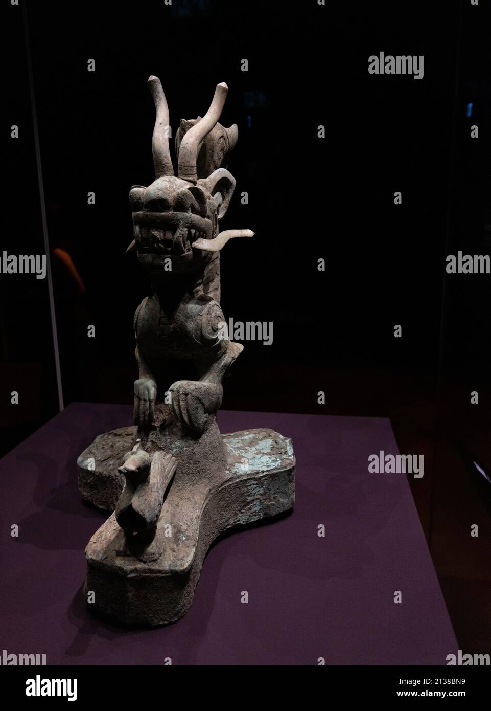 Hong Kong 2023 ottobre 23: La maschera e la scultura nella cultura di Sanxingdui. Si tratta di un sito archeologico e di un'importante cultura dell'età del bronzo nella Gua moderna Foto Stock