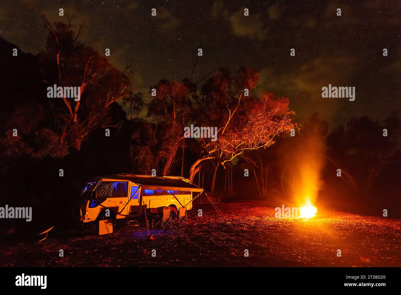 Toyota Coaster camper per campeggio con fuoco sotto un cielo stellato, Kalgan Pool, Pilbara, Australia Occidentale, Australia Foto Stock