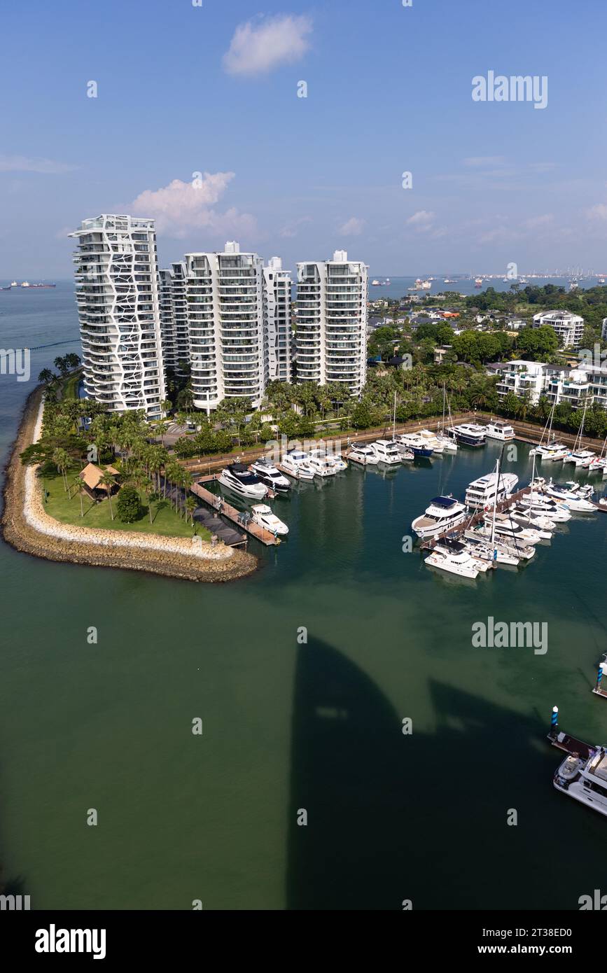 SINGAPORE - 8 OTTOBRE 2023: Linea di vari yacht di lusso al Singapore Yacht Show 2013 al One Degree 15 Marina Club, Sentosa Cove Foto Stock