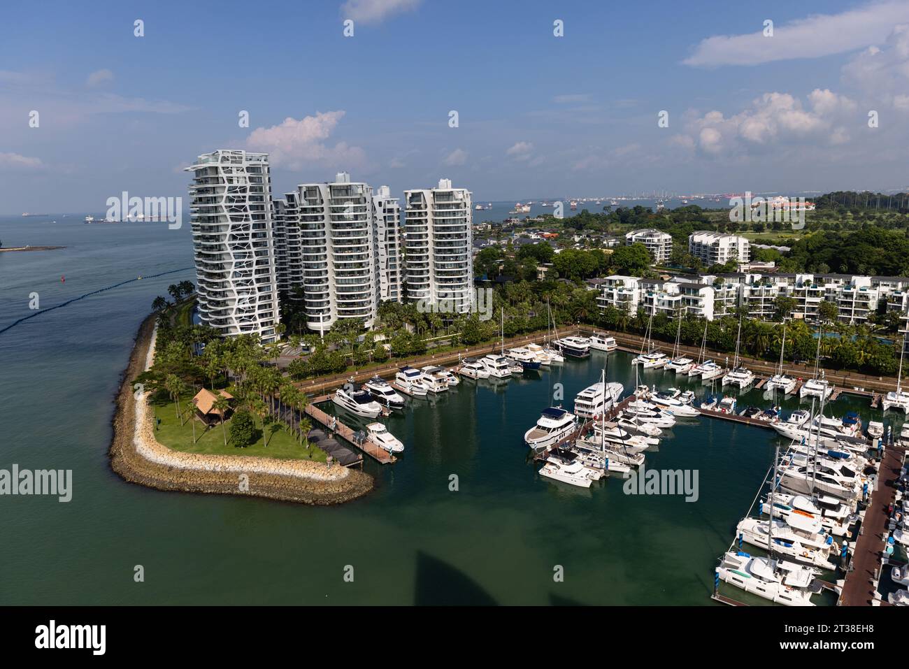 SINGAPORE - 8 OTTOBRE 2023: Linea di vari yacht di lusso al Singapore Yacht Show 2013 al One Degree 15 Marina Club, Sentosa Cove Foto Stock