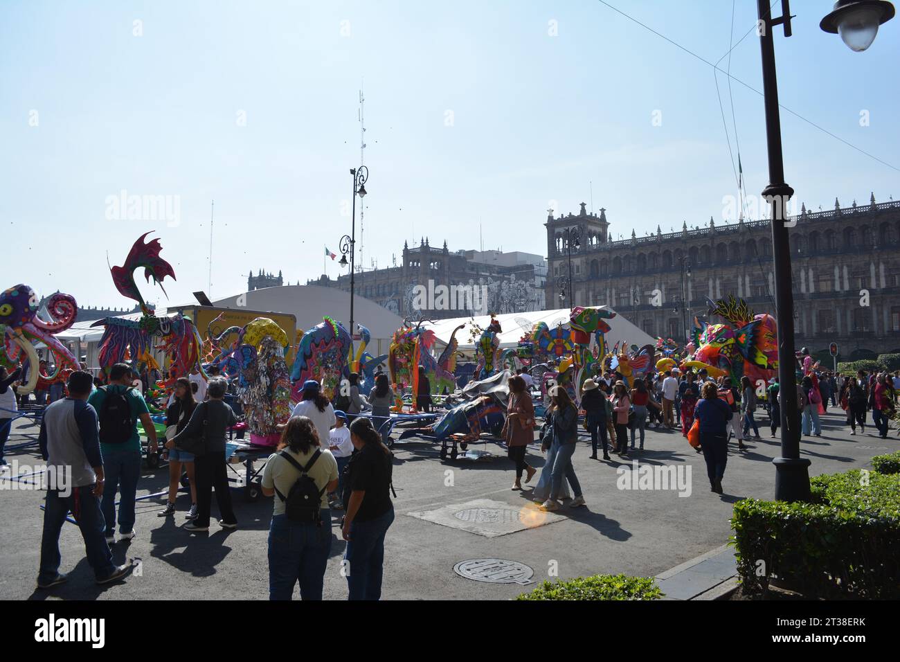 Persone di tutte le età si riuniscono a città del Messico per la parata delle Alebrijes il 2023-10-22. L'emozione è palpabile nell'aria mentre la gente aspetta la sfilata Foto Stock