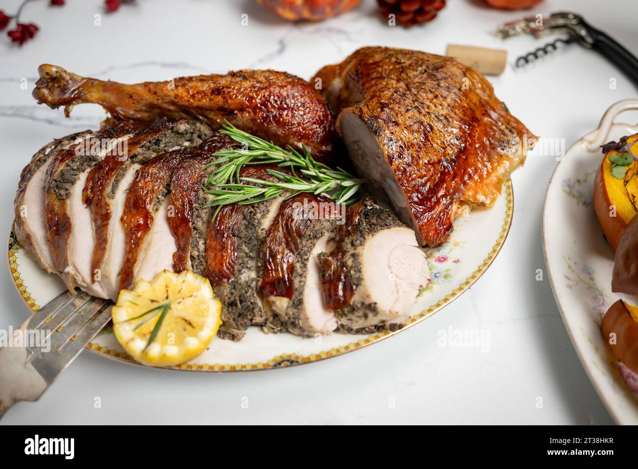 Primo piano della gamba del tacchino del giorno del Ringraziamento con limone e duxelles Foto Stock