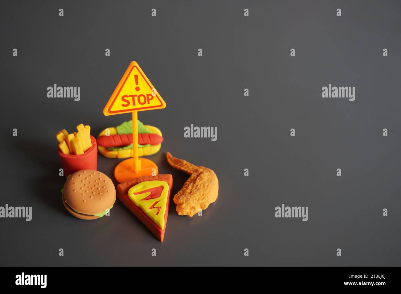 Immagine ravvicinata del cartello DI STOP e del cibo spazzatura. Smettere di mangiare cibo malsano concetto. Foto Stock