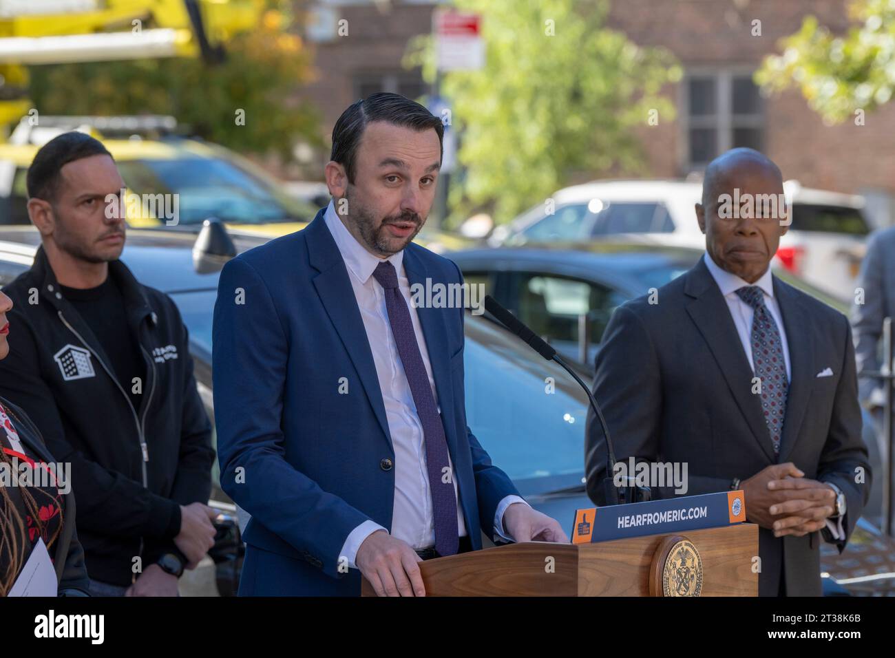 New York, Stati Uniti. 23 ottobre 2023. Keith Powers, consigliere comunale, parla durante l'introduzione. 279-Una cerimonia di firma del disegno di legge presso le Ravenswood Houses della NYCHA nel quartiere Queens di New York City. Il sindaco Adams firma Intro. 279-A, codificando formalmente l'obiettivo della città di far passare la sua flotta automobilistica a tutti i veicoli completamente elettrici (a emissioni zero) (ZEV) entro il 2038. Inoltre, la città installerà porti solari nei parcheggi della NYCHA e introdurrà un programma di car sharing per veicoli elettrici per il personale della NYCHA. Credito: SOPA Images Limited/Alamy Live News Foto Stock