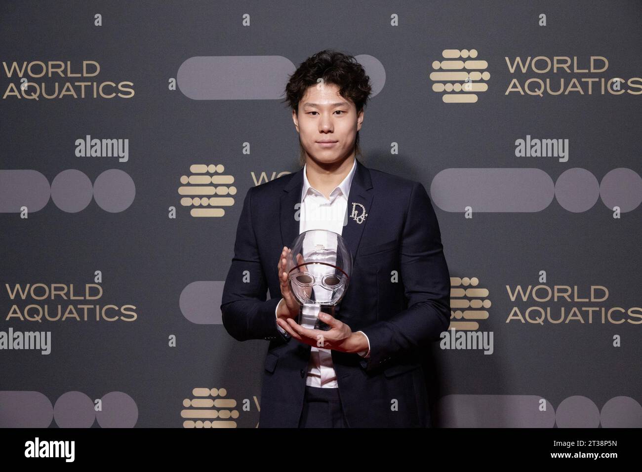 Budapest, Ungheria. 23 ottobre 2023. Qin Haiyang della Cina si pone per una foto dopo aver vinto il premio Best male Swimmer of the Year 2023 durante il World Aquatics Gala di Budapest, Ungheria, il 23 ottobre 2023. Crediti: Attila Volgyi/Xinhua/Alamy Live News Foto Stock