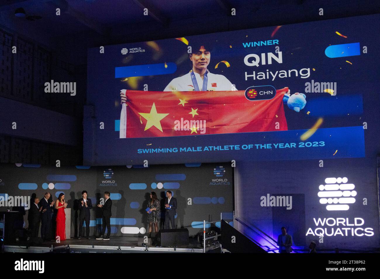 Budapest, Ungheria. 23 ottobre 2023. Qin Haiyang (4th L) della Cina reagisce dopo aver vinto il premio Best male Swimmer of the Year 2023 durante il World Aquatics Gala di Budapest, Ungheria, il 23 ottobre 2023. Crediti: Attila Volgyi/Xinhua/Alamy Live News Foto Stock