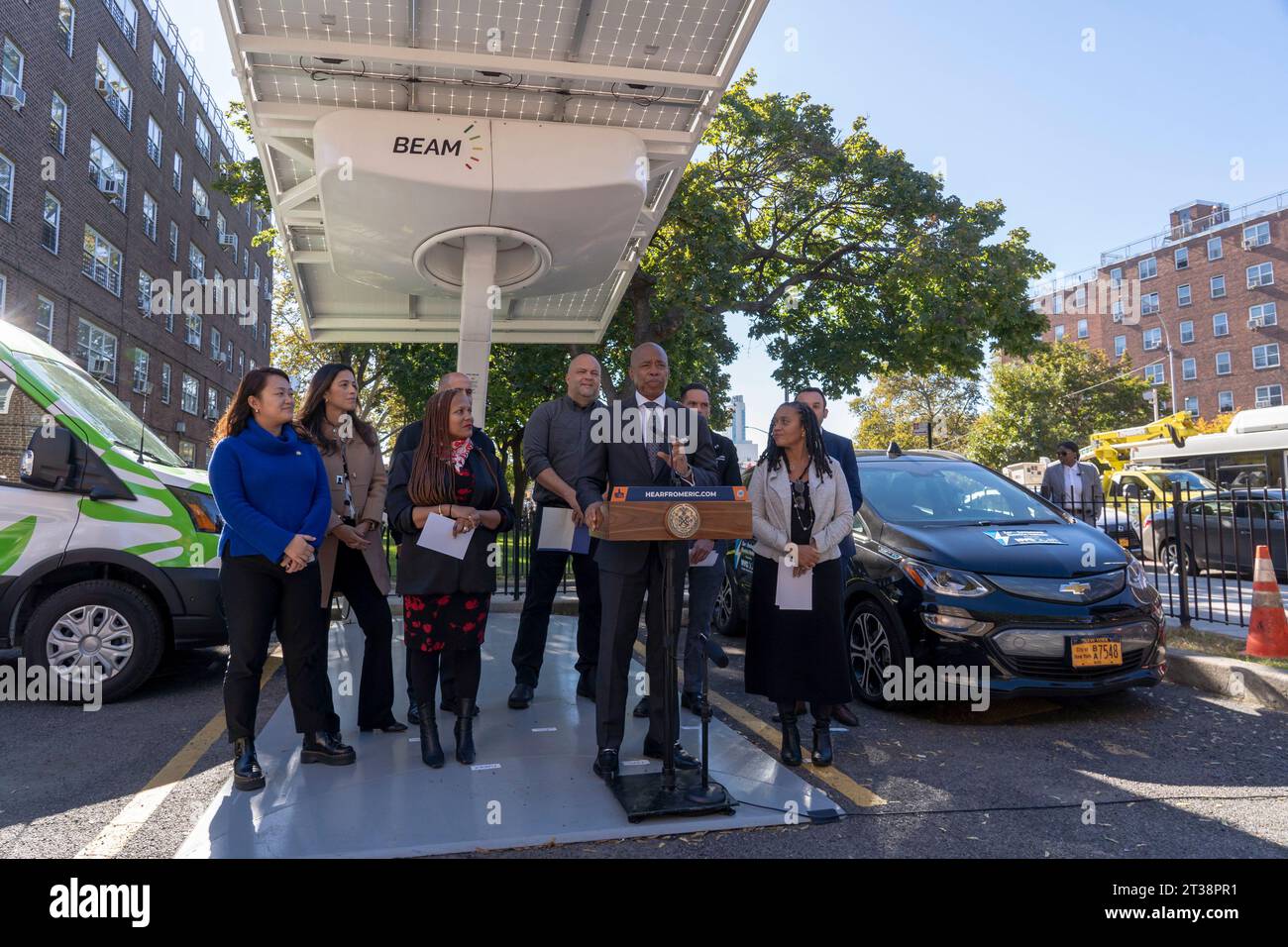 New York, New York, USA. 23 ottobre 2023. (NUOVO) il sindaco Adams firma Bill Paving Way for Electrification of All City Government Vehicles. 23 ottobre 2023, New York, New York, USA: Il sindaco di New York Eric Adams parla durante l'introduzione. 279-Una cerimonia di firma del disegno di legge presso le Ravenswood Houses della NYCHA il 23 ottobre 2003 nel quartiere Queens di New York City. Il sindaco Adams firma Intro. 279-A, codificando formalmente l'obiettivo della città di far passare la sua flotta automobilistica a tutti i veicoli completamente elettrici (a emissioni zero) (ZEV) entro il 2038. Inoltre, la città installerà carport solari presso il parco NYCHA Foto Stock