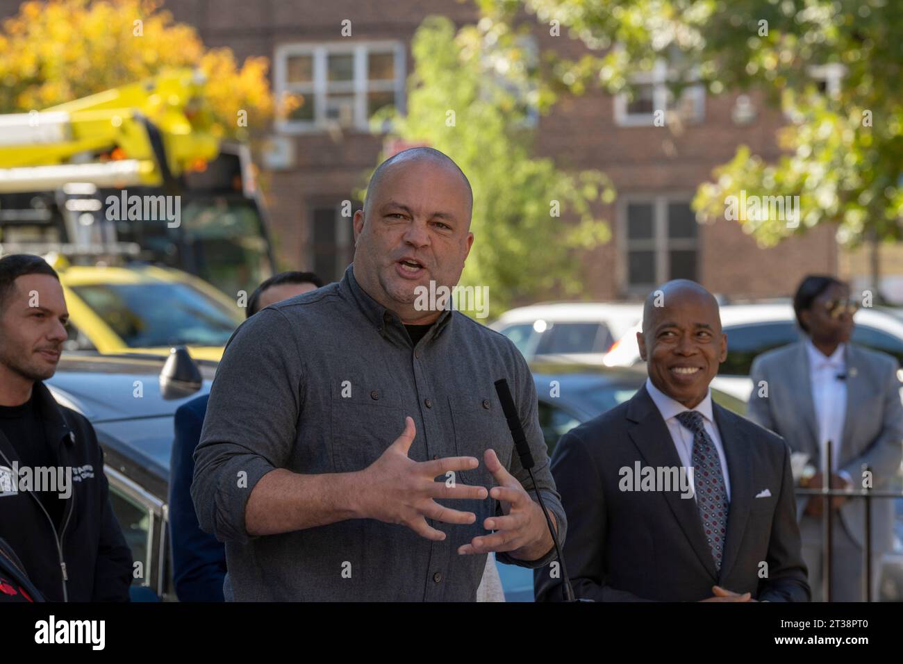 New York, New York, USA. 23 ottobre 2023. (NUOVO) il sindaco Adams firma Bill Paving Way for Electrification of All City Government Vehicles. 23 ottobre 2023, New York, New York, USA: Il direttore esecutivo del Sierra Club Ben Jealous parla durante l'introduzione. 279-Una cerimonia di firma del disegno di legge presso le Ravenswood Houses della NYCHA il 23 ottobre 2003 nel quartiere Queens di New York City. Il sindaco Adams firma Intro. 279-A, codificando formalmente l'obiettivo della città di far passare la sua flotta automobilistica a tutti i veicoli completamente elettrici (a emissioni zero) (ZEV) entro il 2038. Inoltre, la città installerà porti solari a. Foto Stock