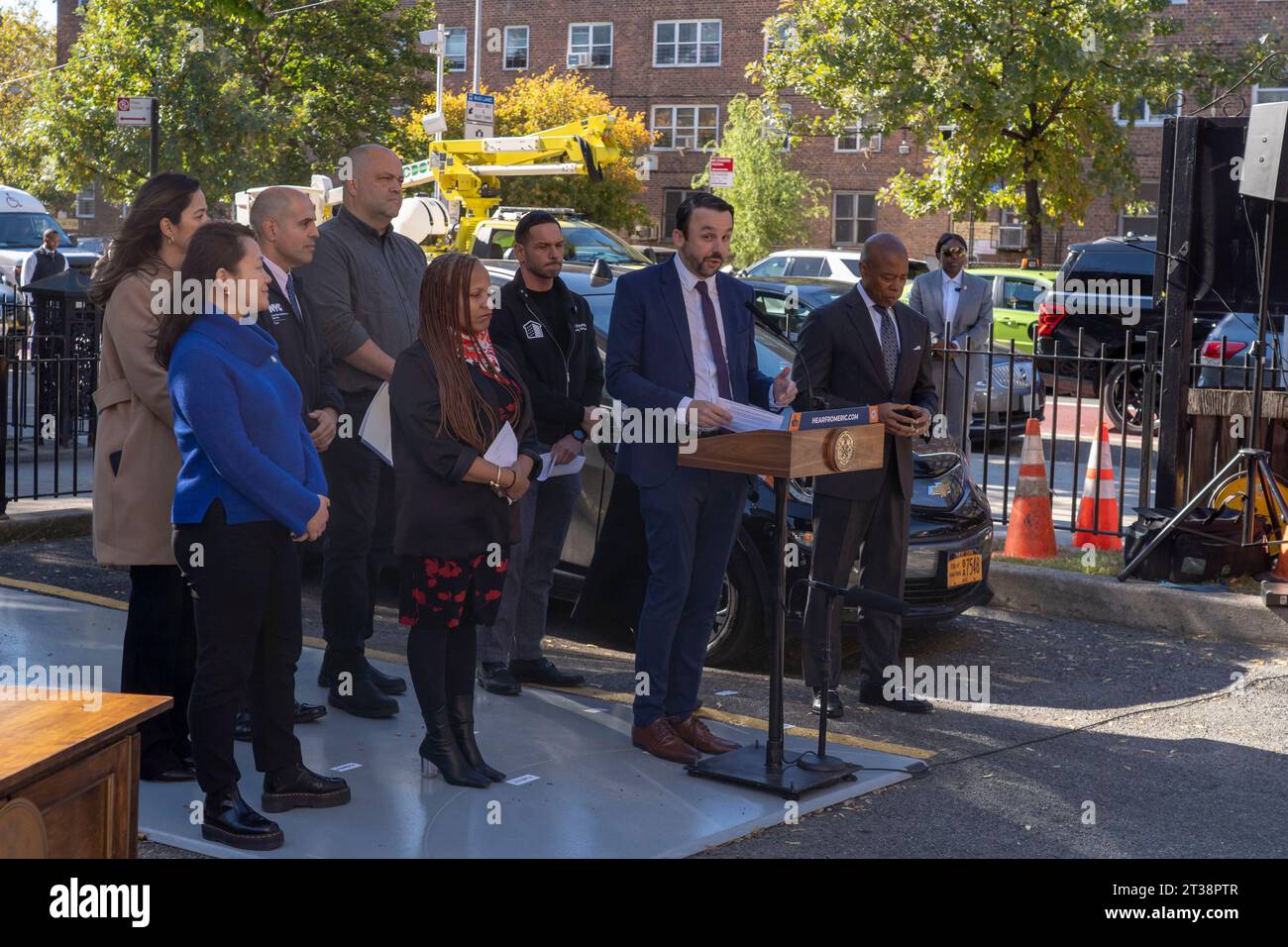 New York, New York, USA. 23 ottobre 2023. (NUOVO) il sindaco Adams firma Bill Paving Way for Electrification of All City Government Vehicles. 23 ottobre 2023, New York, New York, USA: Il consigliere comunale Keith Powers parla durante l'introduzione. 279-Una cerimonia di firma del disegno di legge presso le Ravenswood Houses della NYCHA il 23 ottobre 2003 nel quartiere Queens di New York City. Il sindaco Adams firma Intro. 279-A, codificando formalmente l'obiettivo della città di far passare la sua flotta automobilistica a tutti i veicoli completamente elettrici (a emissioni zero) (ZEV) entro il 2038. Inoltre, la città installerà carport solari presso NYCHA parki Foto Stock