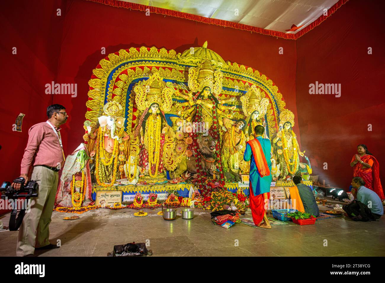 Nuova Delhi, India. 23 ottobre 2023. Un sacerdote ha visto offrire il rituale serale alla dea Durga durante il festival Durga Puja ad Aram Bagh Puja Pandal. Durga Puja è un grande festival indù in cui celebriamo la dea Durga che sconfigge il demone malvagio Mahishasura. Le persone si riuniscono per pregare, godersi eventi culturali e le celebrazioni più straordinarie si svolgono nel Bengala Occidentale. (Foto di Pradeep Gaur/SOPA Images/Sipa USA) credito: SIPA USA/Alamy Live News Foto Stock