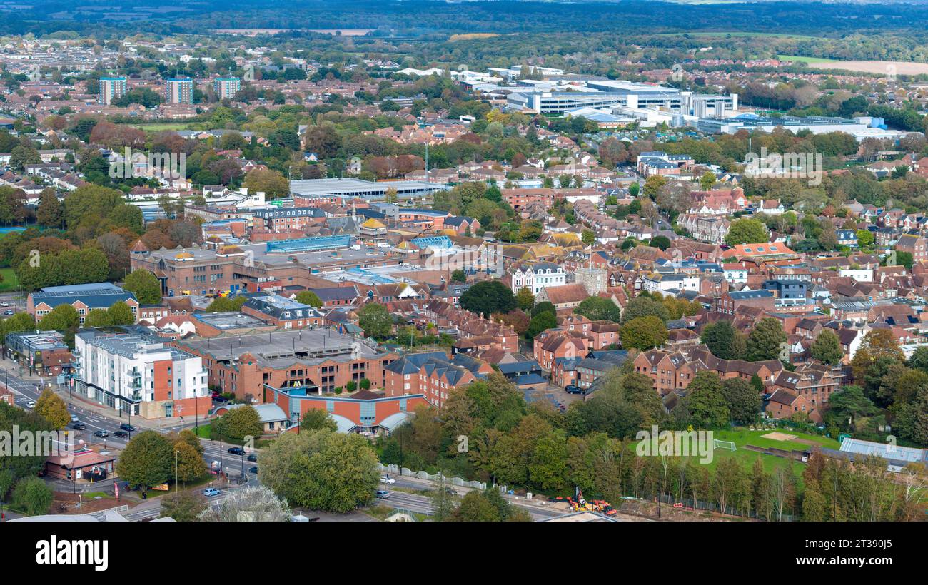 Vista aerea della trafficata città di Havant nell'Hampshire presa nell'ottobre 2023. Negozi e luoghi di interesse locali visti da un'alta angolazione obliqua. Foto Stock