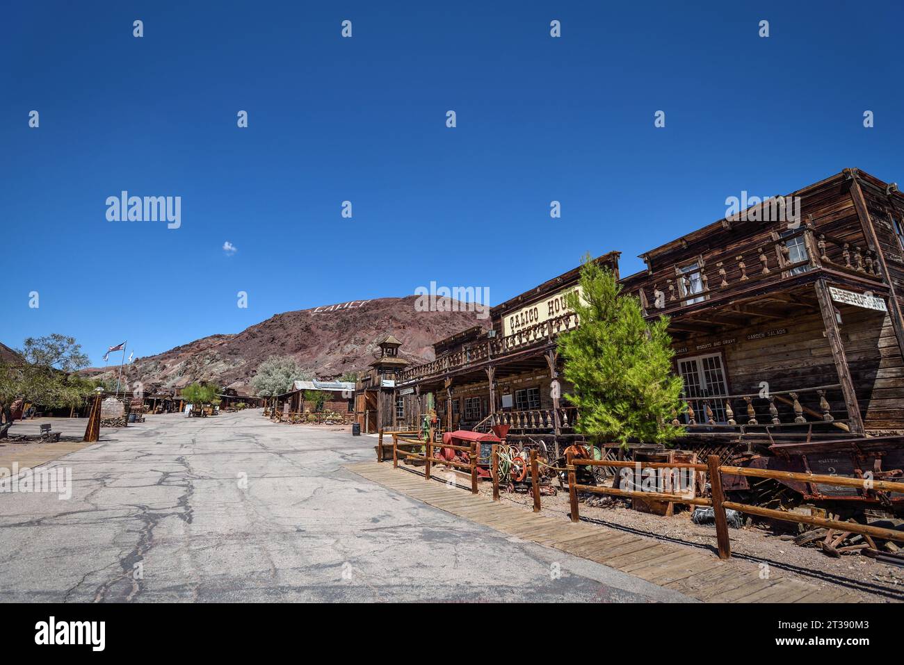 Il paesaggio urbano della città fantasma di Calico in una calda giornata estiva - California, USA Foto Stock
