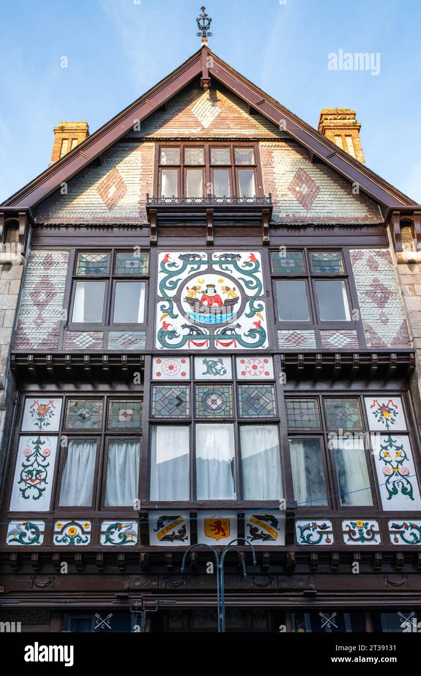 Edificio Tudor incorniciato in legno la mattina presto. Dartmouth, Devon, Inghilterra Foto Stock