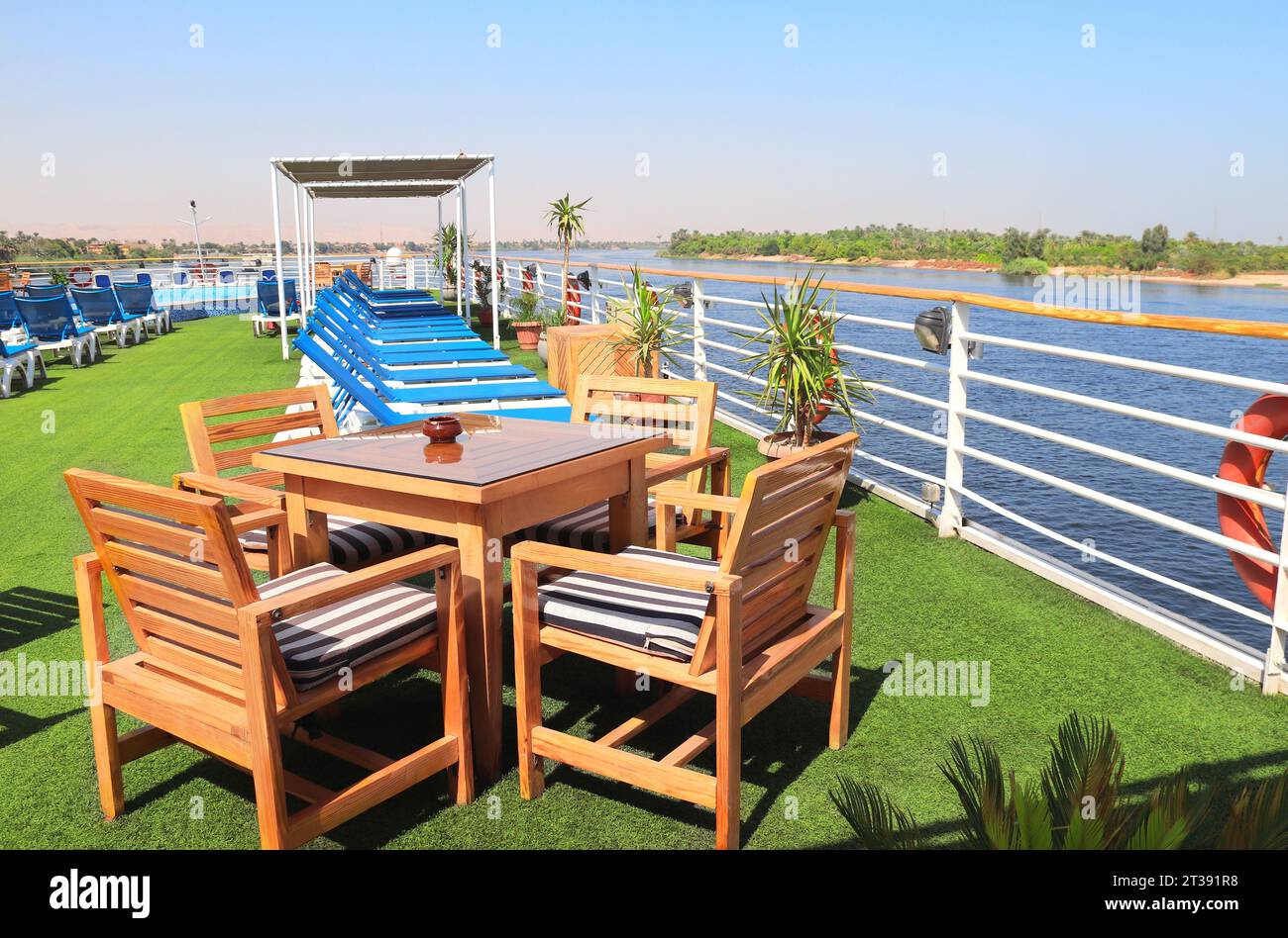 Sundesk sulla nave da crociera. Un posto dove rilassarsi, tavoli e sdraio sul ponte. Crociera di lusso sul Nilo, Egitto, Africa. Vacanze estive, relax sulle navi da crociera Foto Stock