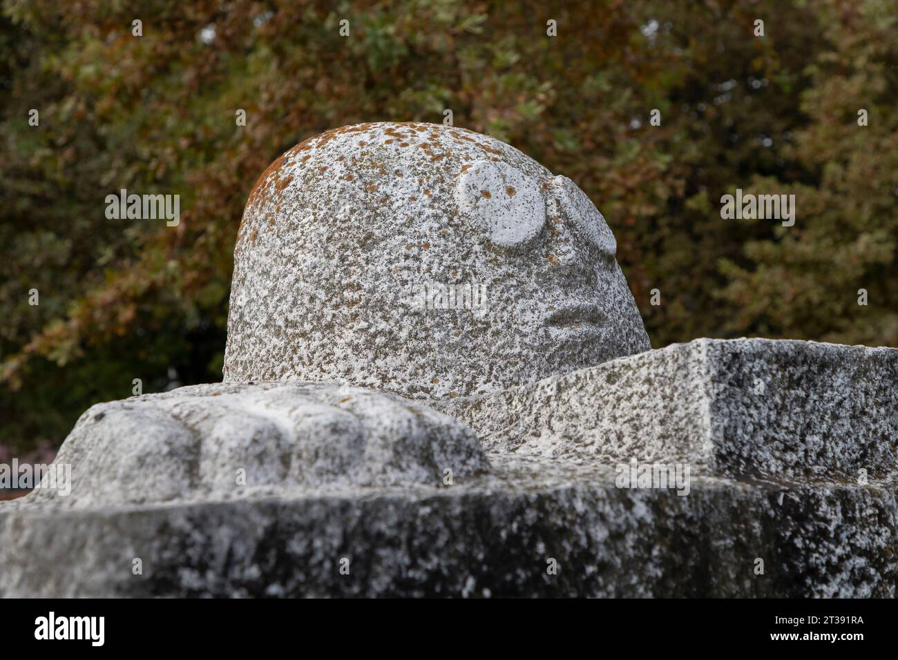 Una scultura antropomorfa in cemento simile a un pesce collocata nel Parco Ada Ciganlija, Belgrado, Serbia Foto Stock