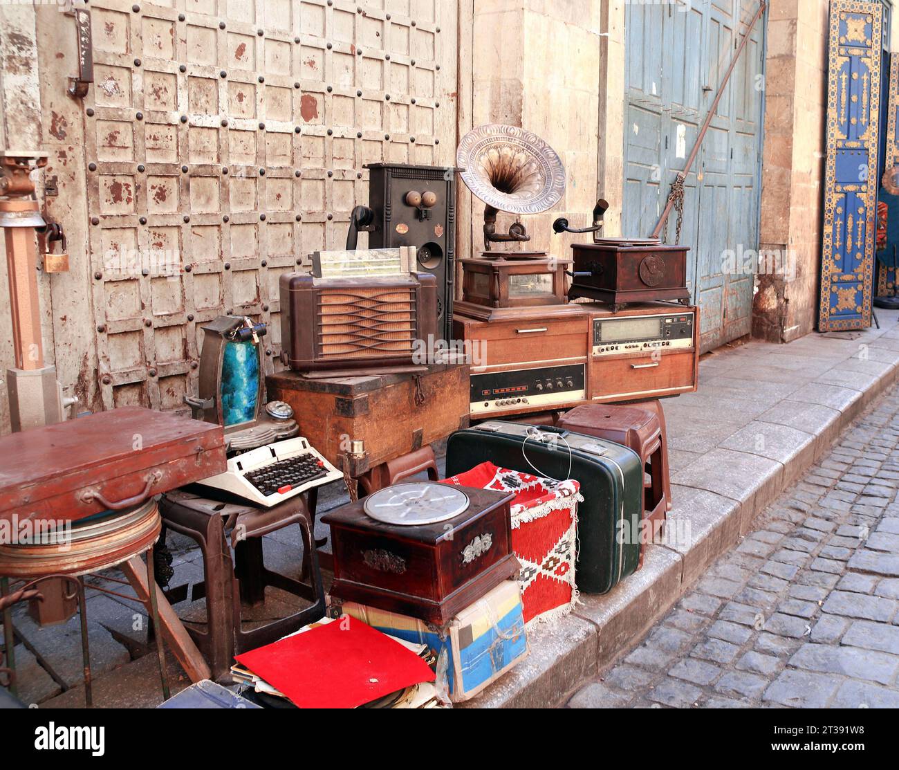 Oggetti d'epoca e antichi - grammofono, macchina da scrivere, telefono, al mercato delle pulci sul bazar Khan al-Khalili, il Cairo, Egitto Foto Stock