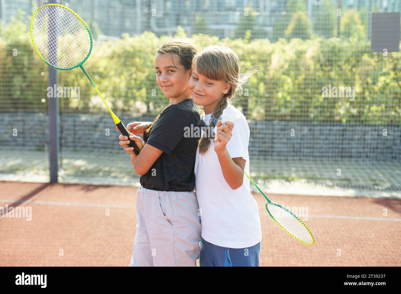 Due ragazze con racchette di badminton sul campo da calcio. Foto Stock