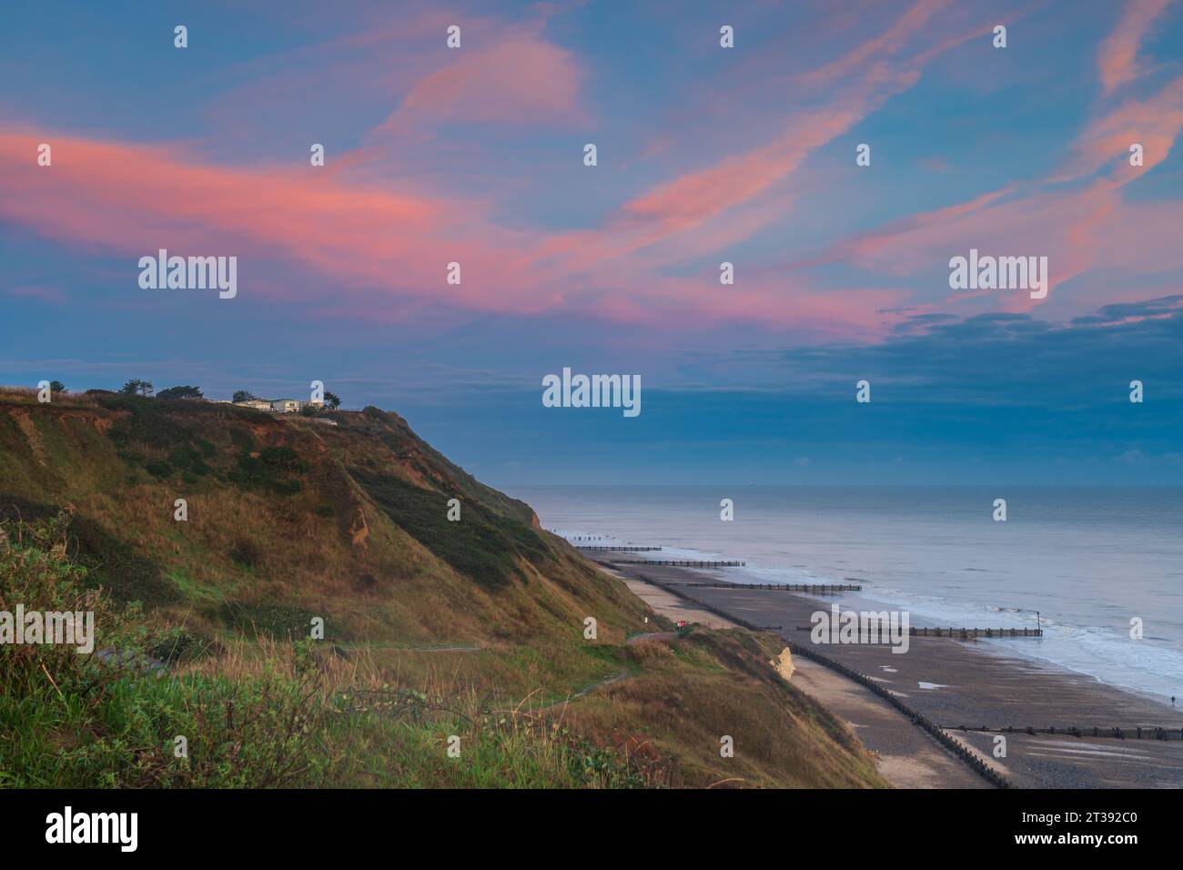 Cielo colorato all'alba a Trimingham, North Norfolk, Regno Unito Foto Stock