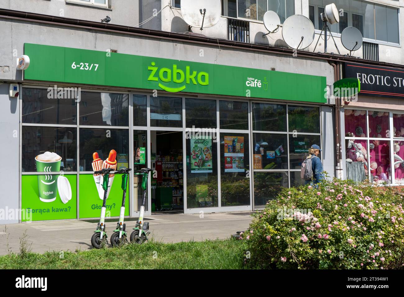Insegna del negozio di alimentari polacco ZABKA Cafe. Supermercato Green Signboard. Facciata dell'edificio. Negozio di strada. Varsavia, Polonia - 26 luglio 2023. Foto Stock
