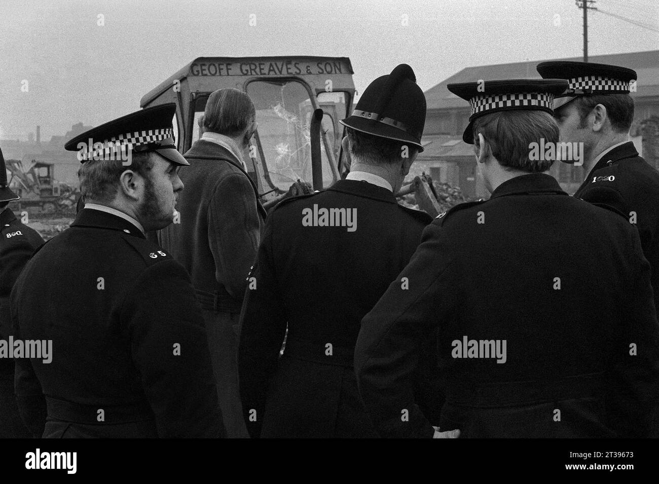Poliziotti in zone desolate che assistono a un problema con i manifestanti o i viaggiatori durante l'evacuazione dei baraccopoli e la demolizione di St Ann's, Nottingham. 1969-1972 Foto Stock
