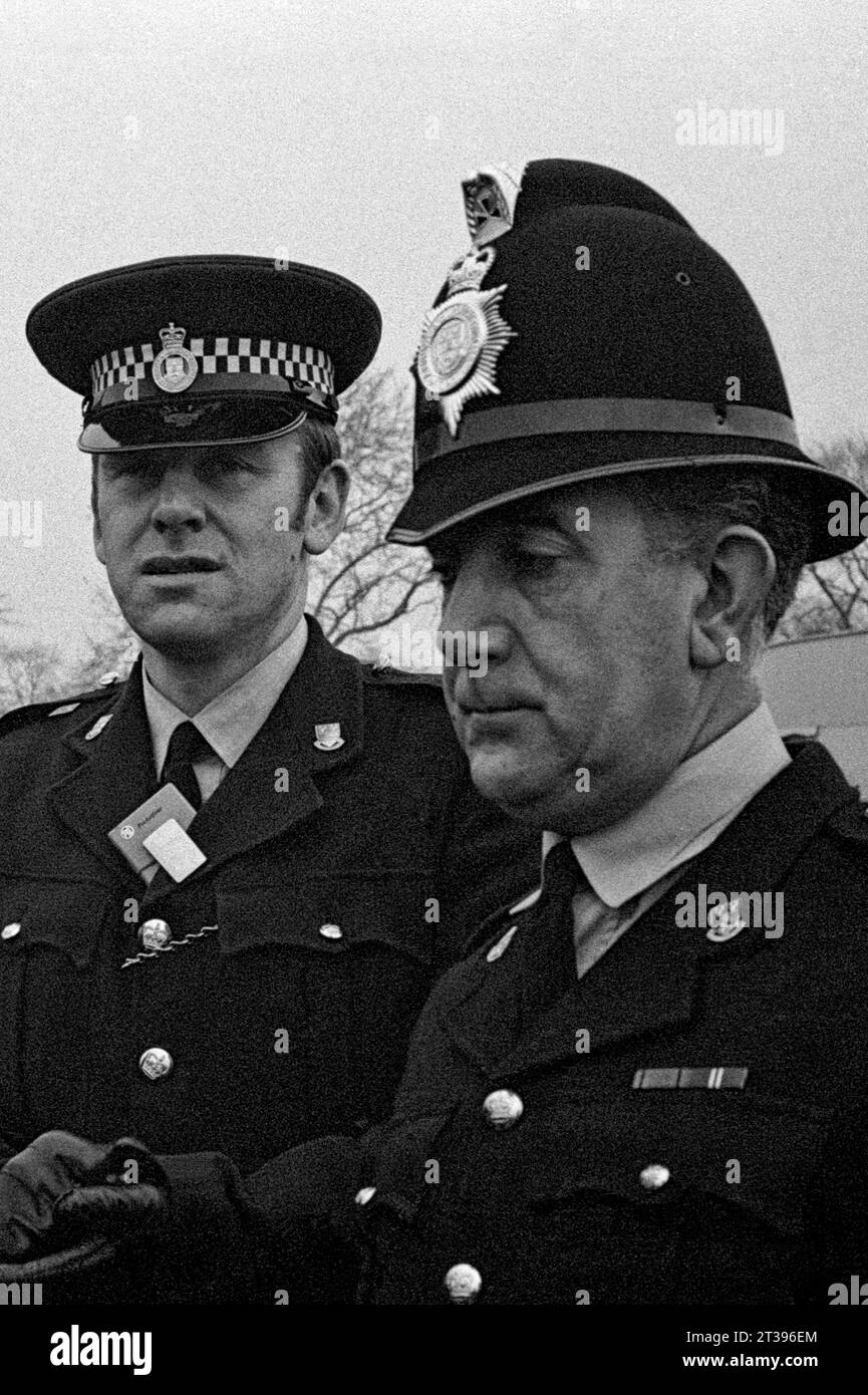 I poliziotti che assistono a un problema con i manifestanti o i viaggiatori durante l'evacuazione dei baraccopoli e la demolizione di St Ann's, Nottingham. 1969-1972 Foto Stock